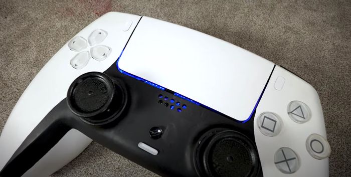 Super large version of the DualSense controller display.