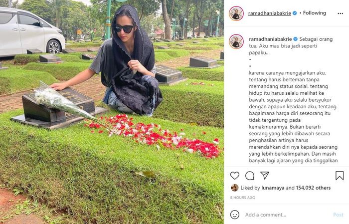 Tangkap Layar Nia Ramadhani Unggah Foto Ziarah ke Makam Sang Ayah dan Tulis Pesan Soal 'Berteman Tanpa Memandang Status Sosial'.