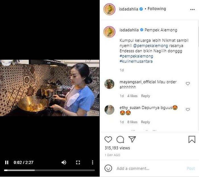Iis Dahlia sedang memasak pempek