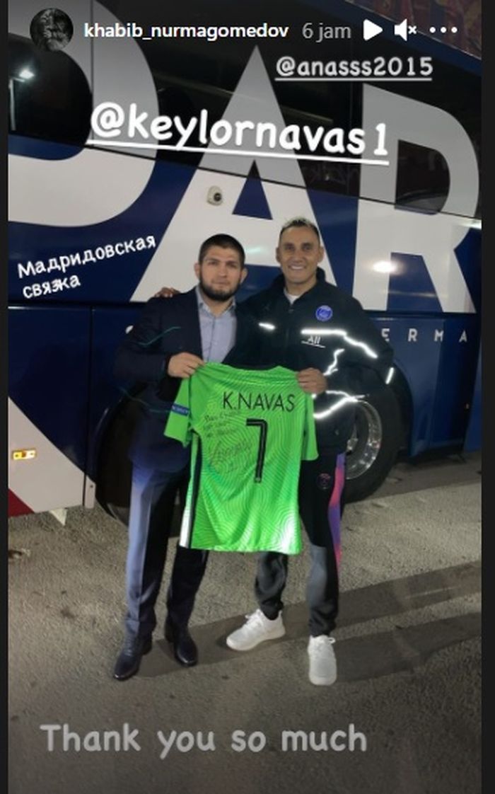 Khabib Nurmagomedov berfoto bersama dengan Kiper Keylor Navas setelah pertandingan PSG vs Barcelona di babak 16 besar Liga Champions (17/2/2021)