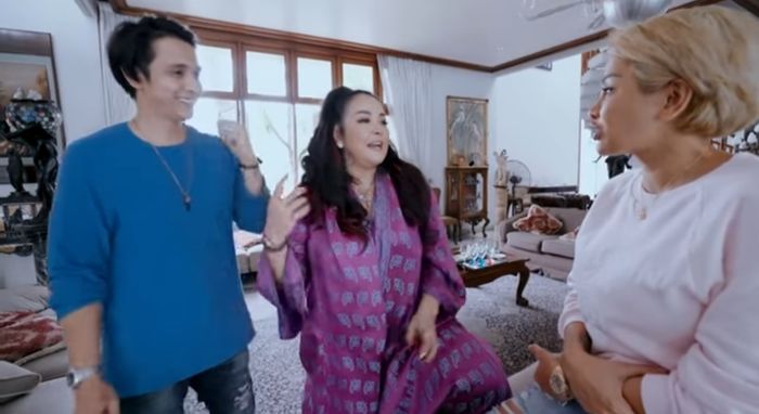 Nikita Mirzani menyambangi kediaman Jennifer Jill dan Ajun Perwira.