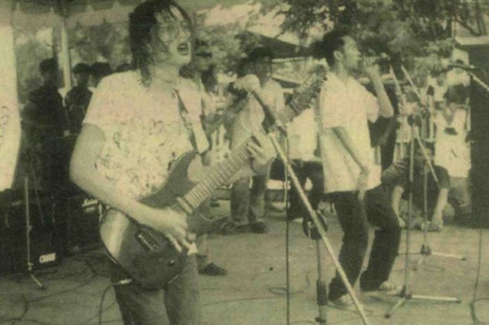 Galang Rambu Anarki tampil di Musik Teknik Jayabaya, satu bulan sebelum kepergiannya.