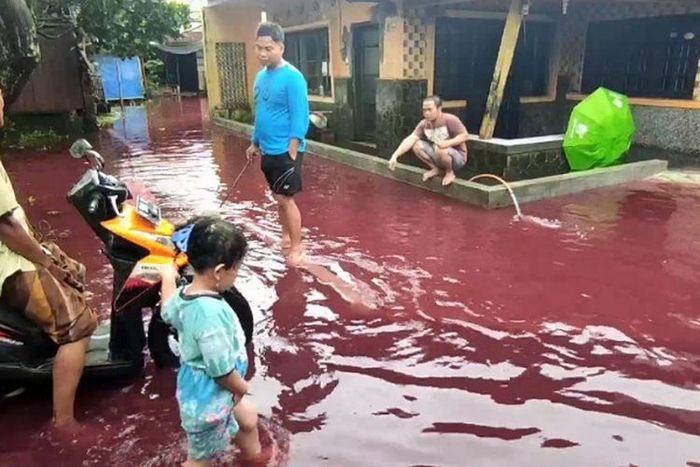 Banjir berwarna merah di Pekalongan