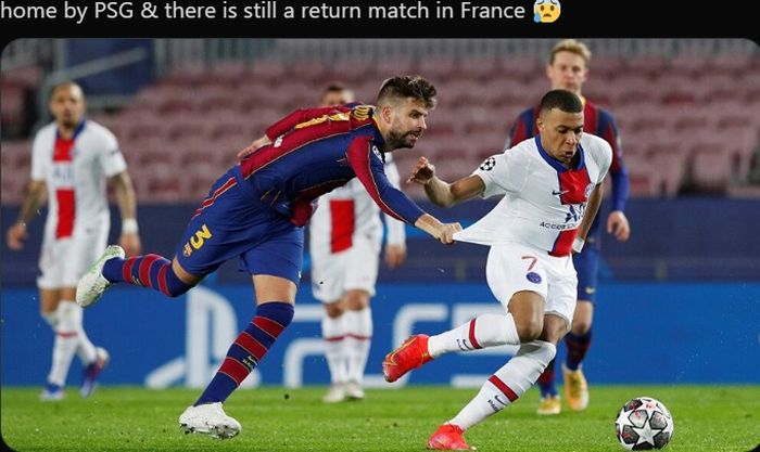 Momen Gerard Pique menarik kaos Kylian Mbappe ketika Barcelona bersua Paris Saint-Germain pada leg pertama babak 16 besar Liga Champions 2020-2021.