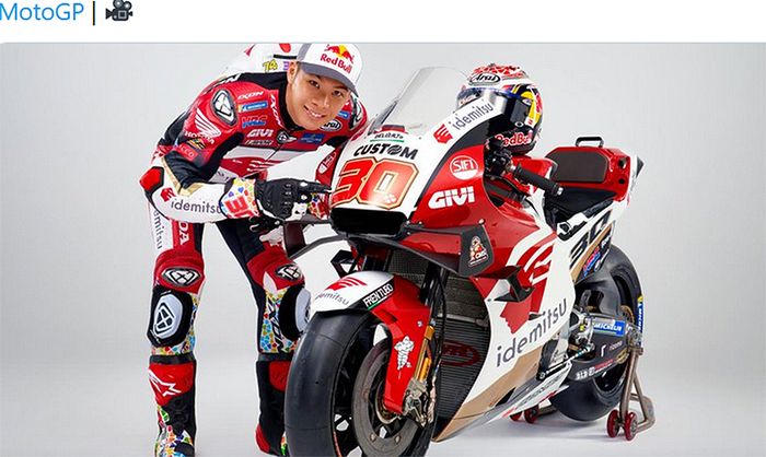 Takaaki Nakagami berpose dengan livery tim LCR Honda Idemitsu untuk MotoGP 2021.