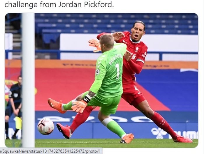 Momen bek Liverpool, Virgil van Dijk (kanan) mendapat tekel dari kiper Everton, Jordan Pickford, dalam laga pekan ke-5 Liga Inggris 2020-2021.