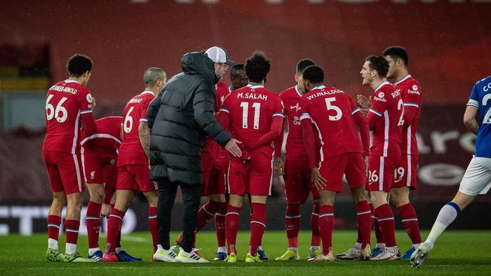 Klopp pelatih Liverpool memberikan instruksi kepada anak asuhnya