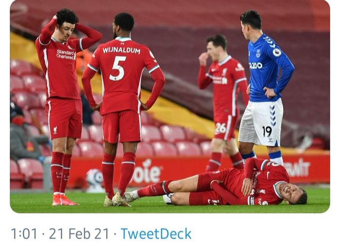 Kapten Liverpool, Jordan Henderson, nampak kesakitan dalam laga melawan Everton, Sabtu (20/2/2021).