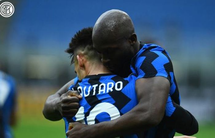 Dua striker Inter Milan, Lautaro Martinez dan Romelu Lukaku, melakukan selebrasi berpelukan dalam laga Liga Italia kontra AC Milan di Stadion San Siro, Minggu (21/2/2021).