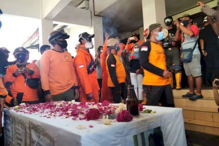 Aksi relawan Covid-19 di Bantul sambil membawa keranda saat menyerbu kantor DPRD.