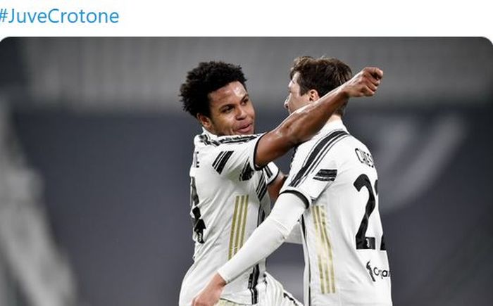 Gelandang Juventus, Weston McKennie, merayakan golnya bersama Federico Chiesa dalam laga Liga Italia melawan Crotone di Stadion Allianz, Senin (22/2/2021).