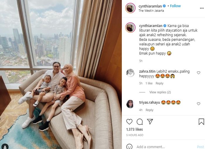 Kemesraan Cynthia Ramlan dan suaminya