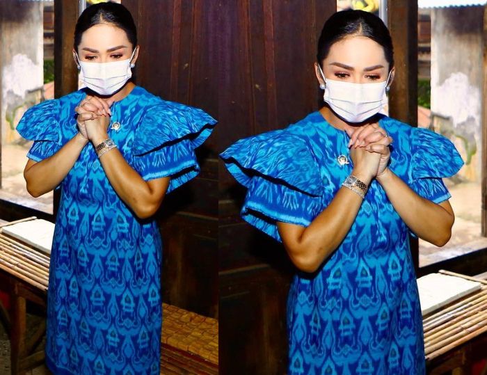 Penampilan <a href='https://jambi.tribunnews.com/tag/krisdayanti' title='Krisdayanti'>Krisdayanti</a> dengan Tampilan Kulit Belang yang Justru Bikin Salfok saat Kunjungan Kerja ke Pabrik Tahu