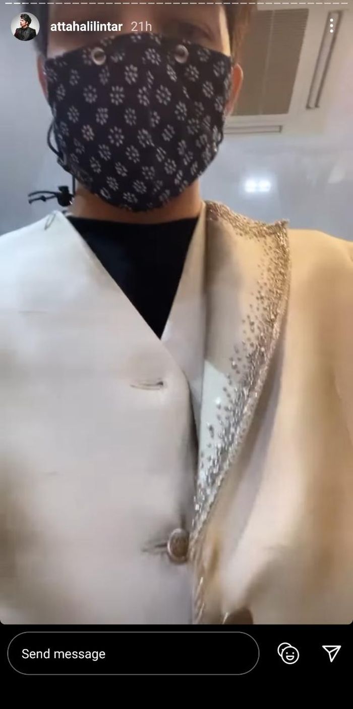 Atta fitting baju pernikahan