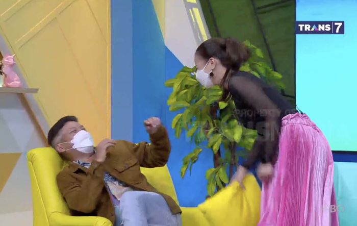 Astrid Tiar membentak Gading Marten ketika aibnya dibuka saat mengisi acara Okay Bos Trans7, Kamis (25/2/2021) pagi.