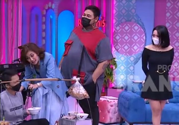 Wika Salim di acara Brownies Trans TV yang dipandu Ivan Gunawan dan Ayu Ting Ting