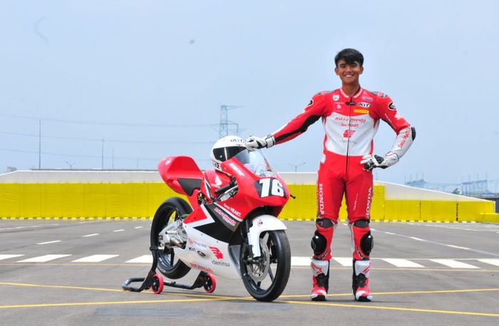 Pembalap muda Indonesia pada ajang FIM CEV Moto3, Mario Suryo Aji