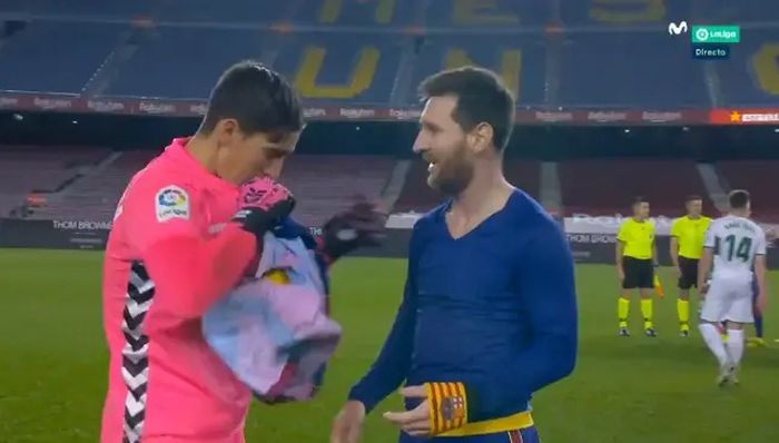 Momen Messi mengajak kiper Elche, Edgar Badia bertukar jersey