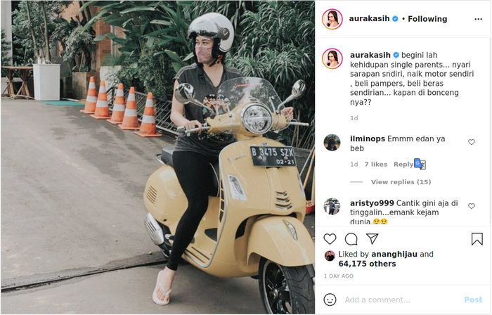 Motoran pakai Vespa dengan sendal jepit usai bercerai, Aura Kasih kepergok curhat di media sosial perihal peran single parent. (Instagram/@aurakasih)