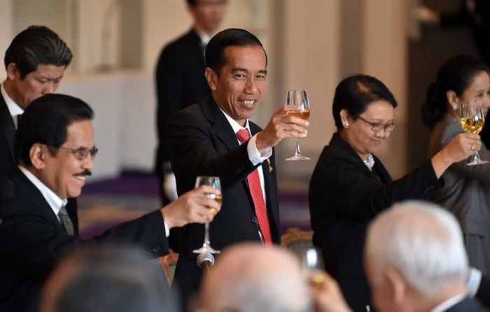 Jokowi izinkan investasi minuman beralkohol hingga perdagangan di kaki lima.