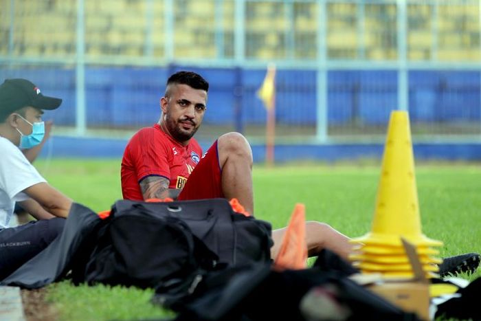 Pemain asing Arema FC Caio Ruan menepi karena ada masalah dengan otot pahanya.   
