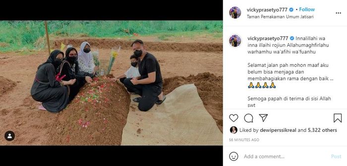 Vicky Prasetyo Unggah Foto Bersama Anak-Anaknya yang Berada di Makam Sang Ayah.