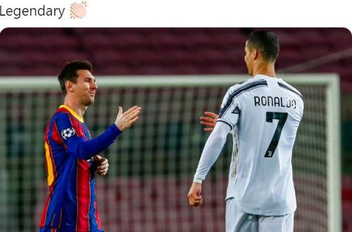 Megabintang Barcelona, Lionel Messi, hendak berjabat tangan dengan megabintang Juventus, Cristiano Ronaldo.
