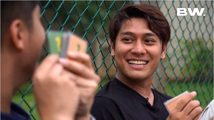 Rizky Billar tertawa saat bermain tanya jawab dengan presenter Boy William, Sabtu (27/2/2021).