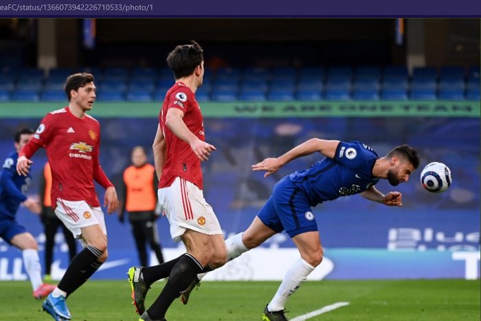 Striker Chelsea, Olivier Giroud, tak mampu menggapai umpan Callum Hudson-Odoi saat melawan Manchester United dalam laga pekan ke-26 Liga Inggris 2020-2021, Minggu (28/2/2021) pukul 23.30 WIB diStadion Stamford Bridge.