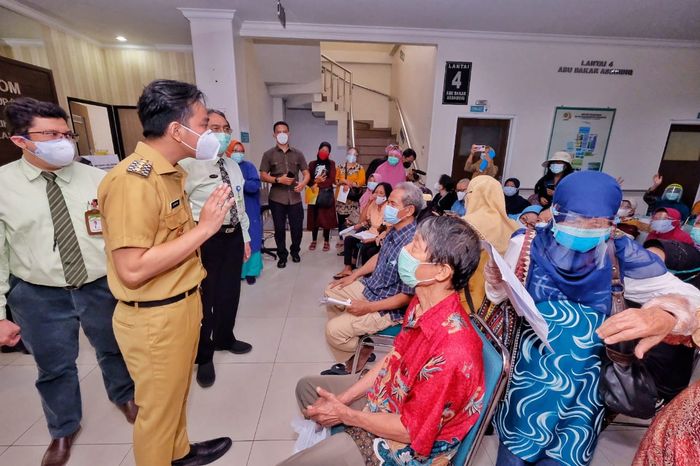 Pada hari Senin, (01/03/2021) merupakan hari dimana Gibran Rakabumimg Raka pertama kali ngantor di Balai Kota Solo.