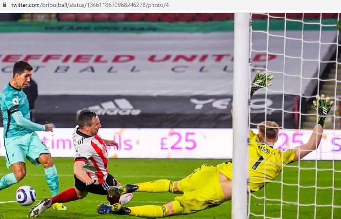 Kiper Sheffield United, Aaron Ramsdale, beraksi dalam laga Liga Inggris kontra Liverpool di Stadion Bramall Lane, Minggu (28/2/2021).