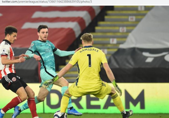 Eks kiper Sheffield United, Aaron Ramsdale, beraksi dalam laga Liga Inggris kontra Liverpool di Stadion Bramall Lane, Minggu (28/2/2021).