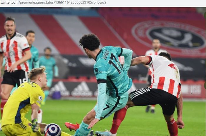 Kiper Sheffield United, Aaron Ramsdale, beraksi dalam laga Liga Inggris kontra Liverpool di Stadion Bramall Lane, Minggu (28/2/2021).