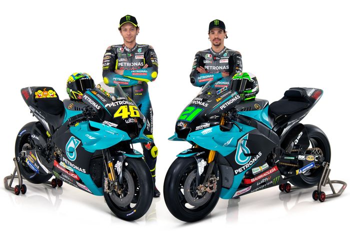 Pembalap Petronas Yamaha SRT, Valentino Rossi dan Franco Morbidelli, berpose di atas motor mereka untuk MotoGP 2021, Senin (1/3/2021).
