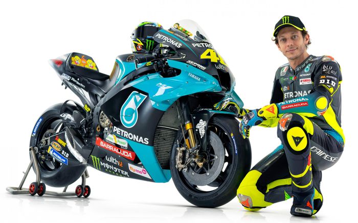 Pembalap Petronas Yamaha SRT, Valentino Rossi, berpose di sebelah motornya untuk MotoGP 2021, Senin (1/3/2021).