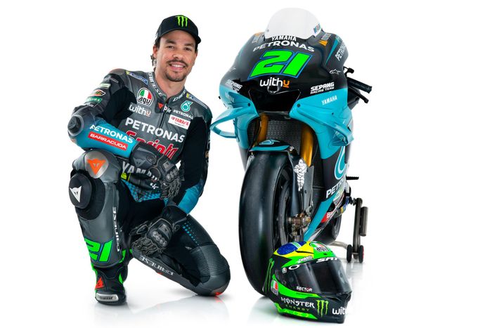 Pembalap Petronas Yamaha SRT, Franco Morbidelli, berpose di sebelah motornya untuk MotoGP 2021, Senin (1/3/2021).