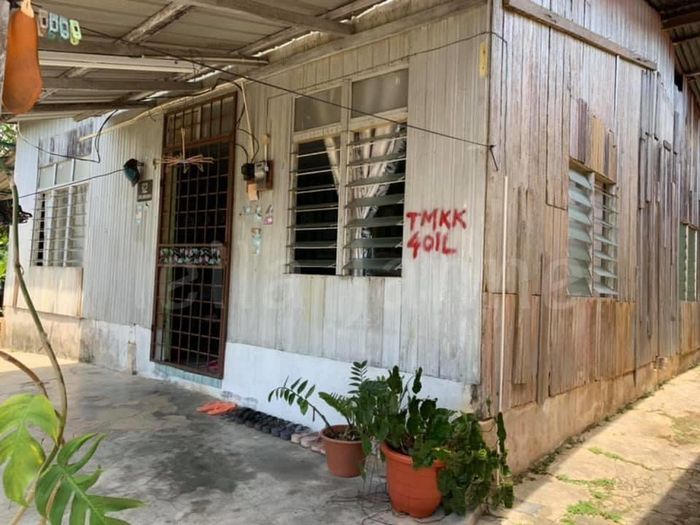Tampilan bagian luar rumah yang terlihat sederhana.