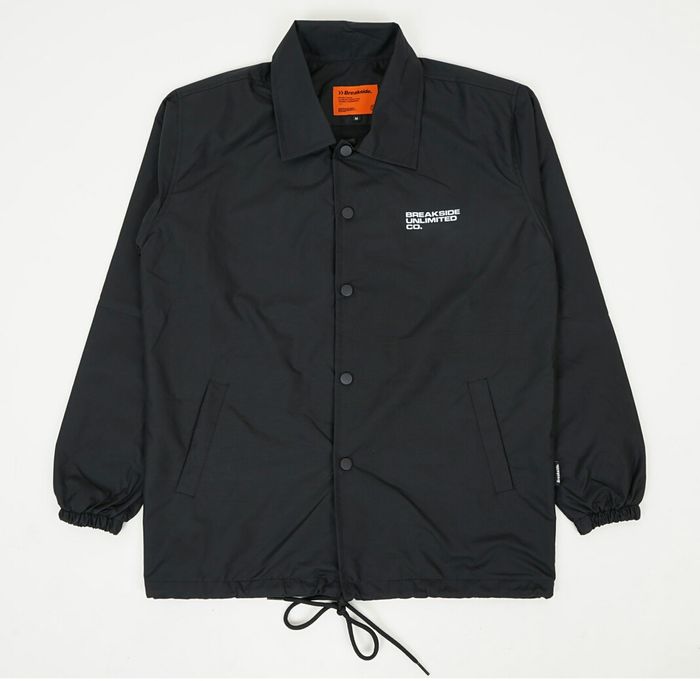 5 Rekomendasi Coach Jaket Brand Lokal Warna Hitam di Bawah 200 Ribu