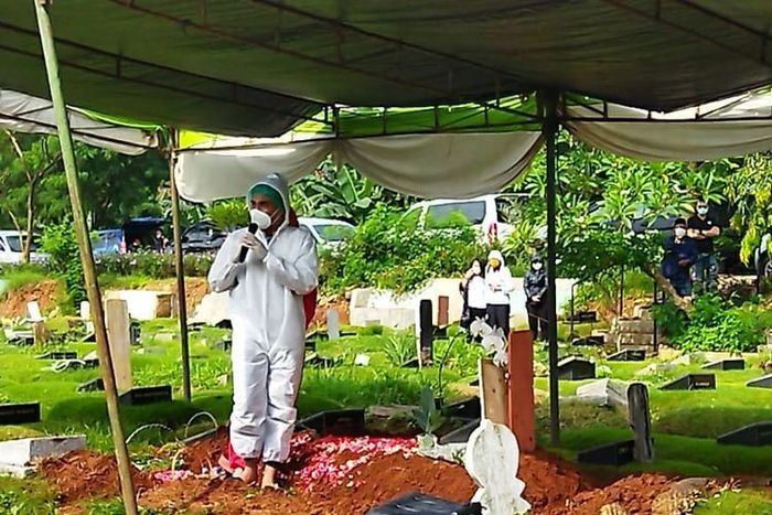 Artis <a href='https://medan.tribunnews.com/tag/teddy-syah' title='Teddy&nbsp;Syah'>Teddy&nbsp;Syah</a> di lokasi pemakaman istrinya, <a href='https://medan.tribunnews.com/tag/rina-gunawan' title='Rina&nbsp;Gunawan'>Rina&nbsp;Gunawan</a>, Rabu (3/3/2021).