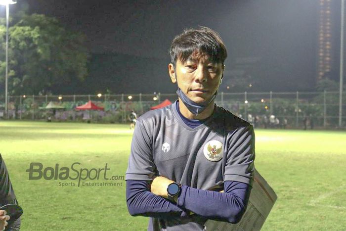 Pelatih timnas U-22 Indonesia, Shin Tae-yong, sedang memberikan keterangan kepada awak media di Lapangan D, Senayan, Jakarta, 2 Maret 2021.