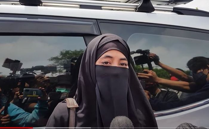 Rina Gunawan jadi sosok penolong saat rumah gedongannya hangus terbakar, Umi Pipik berderai air mata kenang kebaikan sang sahabat