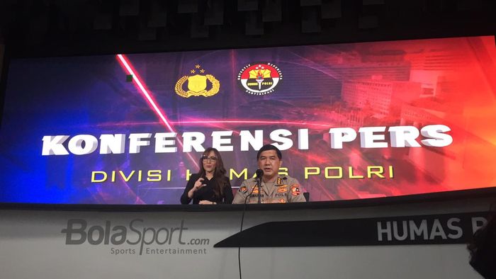 Kabagpenum Polri Kombes Pol Ahmad Ramadhan saat memberi keterangan soal uji coba timnas U-22 Indonesia, di Kantor Divisi Humas, Jakarta)