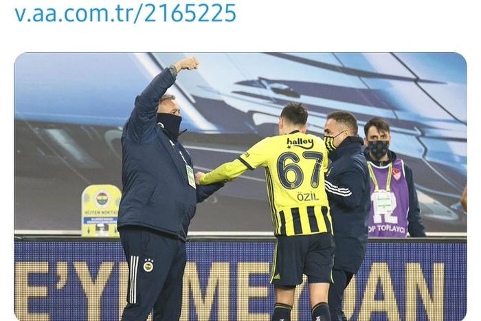 Gelandang Fenerbahce, Mesut Oezil, meninggalkan lapangan karena mengalami cedera ligamen pergelangan kaki dalam laga melawan Antalyaspor, Kamis (4/3/2021).