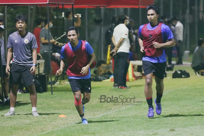 Evan Dimas (kiri) serta Bagas Adi (kanan) tengah melakukan pemanasan dalam pemusatan latihan timnas U-22 Indonesia di Lapangan D, Senayan, Jakarta, 2 Maret 2021.