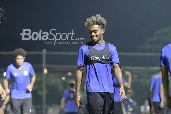 Pemain timnas U-22 Indonesia, Yakob Sayuri, sedang berlatih di Lapangan D, Senayan, Jakarta, 2 Maret 2021.