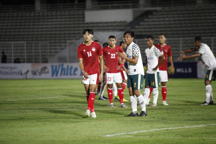 Timnas U-22 Indonesia melawan Tira Persikabo