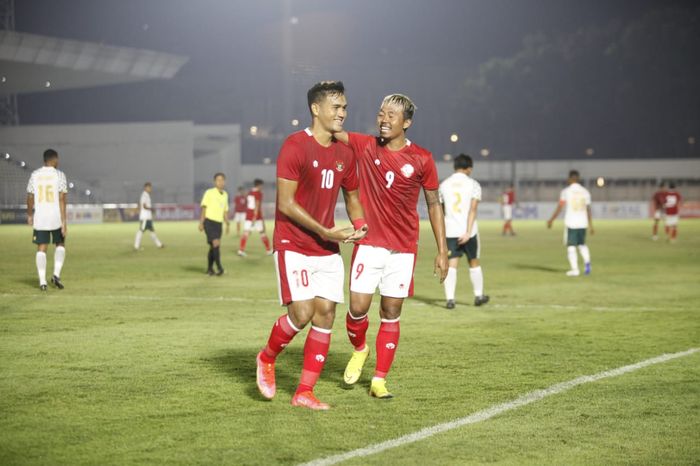 Penyerang timnas U-22 Indonesia, M Rafli, merayakan gol bersama Kushedya Hari Yudo