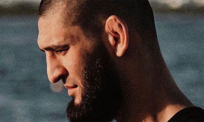 Petarung kelas welter UFC, Khamzat Chimaev, sempat mengumumkan pensiun setelah kondisi kesehatannya menurun.