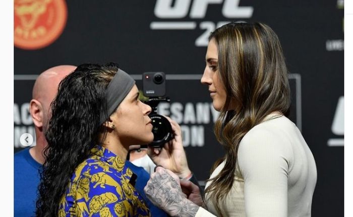 Sesi staredown UFC 259 antara Amanda Nunes (kiri) dan Megan Anderson (kanan) Jumat (5/3/2021) WIB.