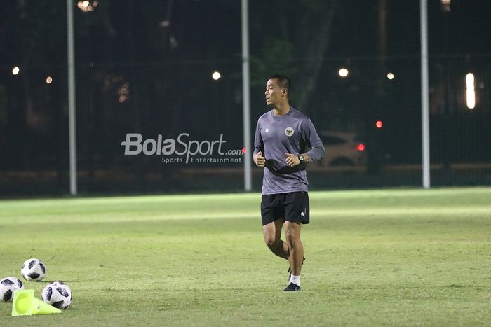 Staf Shin Tae-yong, Yoo Jae-hoon, sedang memantau timnas U-22 Indonesia di Lapangan D, Senayan, Jakarta, 2 Maret 2021.